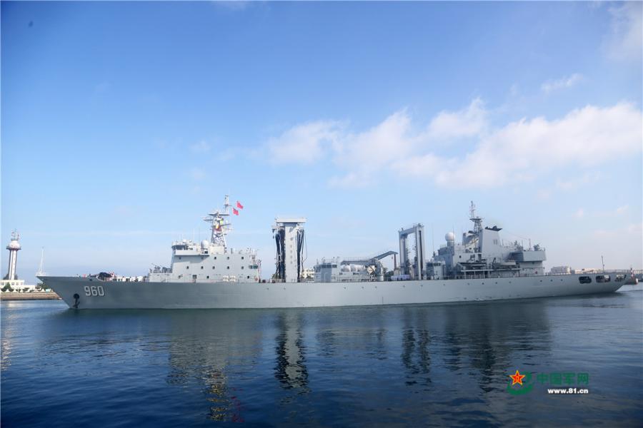 The comprehensive supply ship Dongpinghu (Hull 960) of the 30th Chinese naval escort taskforce sails out of a naval port in Qingdao of east China\'s Shandong Province on August 6, 2018. (Photo/81.cn)