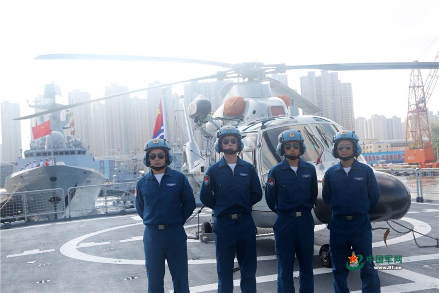 The crew members stand aboard the flight deck of a ship of the 30th Chinese naval escort taskforce on August 6, 2018. (Photo/81.cn)