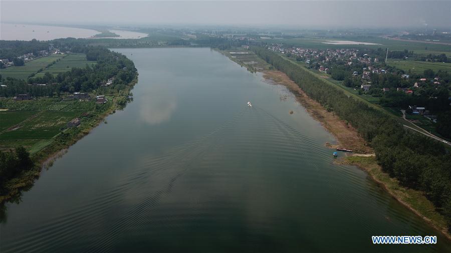 Aerial photo taken on Aug. 7, 2018 shows a fishery administration ship sailing on the Xijiang section of the finless porpoise nature reserve along the Yangtze River in Anqing City, east China\'s Anhui Province. The finless porpoise nature reserve, consisting of three core zones, six buffer zones and several experimental zones, has provided a safe habitat for some 200 finless porpoises, since being set up in 2017. (Xinhua/Jin Liwang)