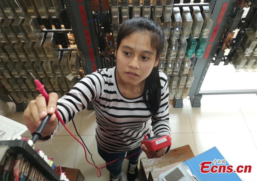 A Thai student receives training on the high-speed railway in Liuzhou City, South China’s Guangxi Zhuang Autonomous Region, Aug. 7, 2018. Since March, 28 Thai students have taken part in the training session on high-speed railway technology at the Liuzhou Railway Vocational Technical College. (Photo: China News Service/Zhu Liurong)