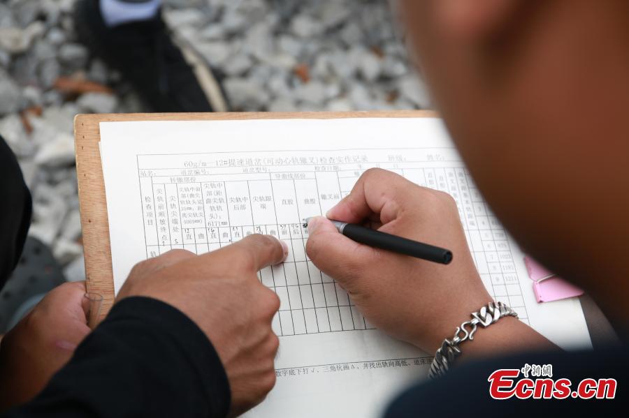 A Thai student receives training on the high-speed railway in Liuzhou City, South China’s Guangxi Zhuang Autonomous Region, Aug. 7, 2018. Since March, 28 Thai students have taken part in the training session on high-speed railway technology at the Liuzhou Railway Vocational Technical College. (Photo: China News Service/Zhu Liurong)