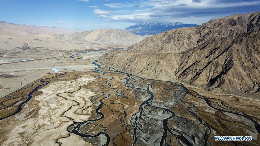 Aerial photo taken on Nov. 10, 2017 shows the view of a wetland in Tajik Autonomous County of Taxkorgan, northwest China\'s Xinjiang Uygur Autonomous Region. China\'s westernmost Xinjiang Uygur Autonomous Region welcomed a record high of 107 million tourists in 2017, up 32.4 percent year on year. In addition, tourists spent over 182 billion yuan (28.4 billion U.S. dollars) in Xinjiang last year, 30 percent more than in 2016. (Xinhua/Hu Huhu)