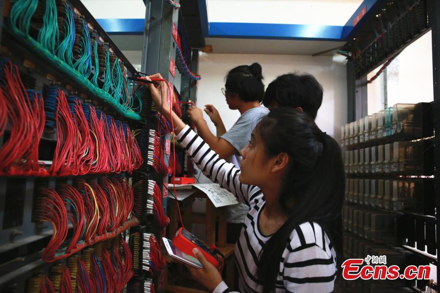 Students from Thailand learn about the high-speed railway in Liuzhou City, South China’s Guangxi Zhuang Autonomous Region, Aug. 7, 2018. Since March, 28 Thai students have taken part in the training session on high-speed railway technology at the Liuzhou Railway Vocational Technical College. (Photo: China News Service/Zhu Liurong)
