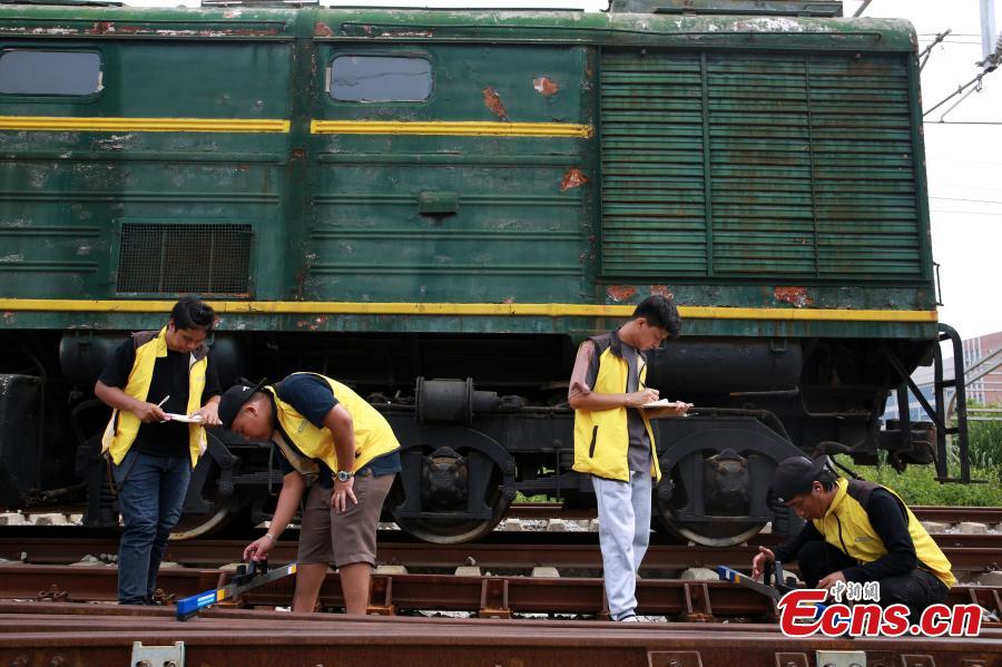 Students from Thailand learn about the high-speed railway in Liuzhou City, South China’s Guangxi Zhuang Autonomous Region, Aug. 7, 2018. Since March, 28 Thai students have taken part in the training session on high-speed railway technology at the Liuzhou Railway Vocational Technical College. (Photo: China News Service/Zhu Liurong)