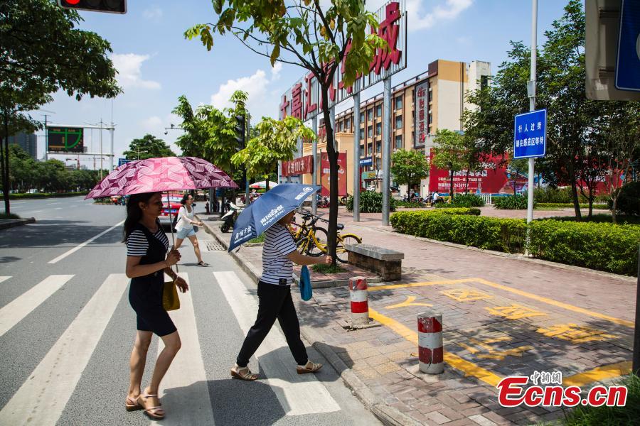 A smart zebra crossing is put into use in Nanning City, South China’s Guangxi Zhuang Autonomous Region, Aug. 8, 2018. When at least three pedestrians wait near the first smart zebra cross in Guangxi, the duration of green light signal for vehicles will automatically reduces from 120 seconds to 65 seconds, giving priority to pedestrians. (Photo: China News Service/Chen Guanyan)