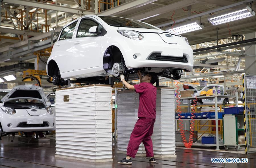 A staff member works on a production line of new energy vehicles at a JAC Motors factory in Tongling City, east China\'s Anhui Province, Aug. 7, 2018. Tongling government takes measures to improve ecological environment and develop green industry along the Yangtze River. (Xinhua/Jin Liwang)