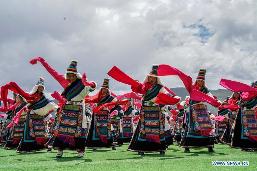Herdsmen dance during a performance in the opening ceremony of a horse racing festival in Damxung County, southwest China\'s Tibet Autonomous Region, Aug. 8, 2018. Dangjiren horse racing is originated from military parade of Mongolian cavalry since 17th century. (Xinhua/Cen Yunpeng)