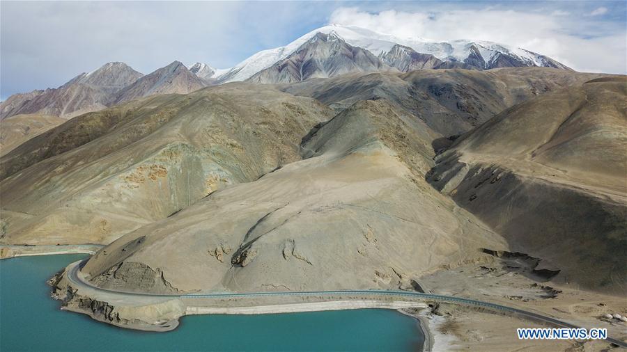 Aerial photo taken on Nov. 9, 2017 shows a highway near Bulungkol reservoir in Akto County, northwest China\'s Xinjiang Uygur Autonomous Region. As an important link of the Silk Road Economic Belt, Xinjiang is speeding up the development of transportation and logistics to connect east and west. By the end of 2017, the total length of roads in Xinjiang reached 186,000 km, with 4,578 km of expressways. (Xinhua/Hu Huhu)