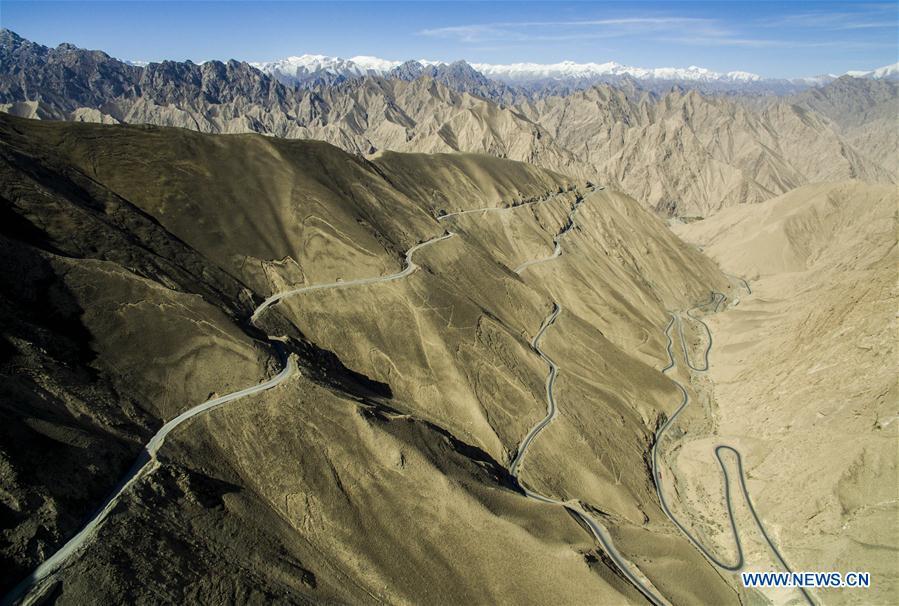 Aerial photo taken on April 30, 2016 shows the Xinjiang-Tibet highway in northwest China\'s Xinjiang Uygur Autonomous Region. As an important link of the Silk Road Economic Belt, Xinjiang is speeding up the development of transportation and logistics to connect east and west. By the end of 2017, the total length of roads in Xinjiang reached 186,000 km, with 4,578 km of expressways. (Xinhua/Jiang Wenyao)