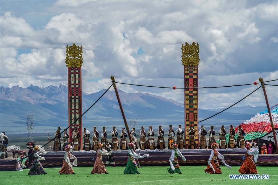 Photo taken on Aug. 8, 2018 shows the opening ceremony of a horse racing festival in Damxung County, southwest China\'s Tibet Autonomous Region. Dangjiren horse racing is originated from military parade of Mongolian cavalry since 17th century. (Xinhua/Cen Yunpeng)
