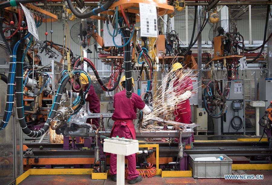 Staff members work on a production line of new energy vehicles at a JAC Motors factory in Tongling City, east China\'s Anhui Province, Aug. 7, 2018. Tongling government takes measures to improve ecological environment and develop green industry along the Yangtze River. (Xinhua/Jin Liwang)