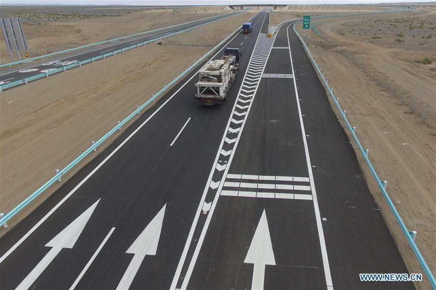 Photo taken on July 15, 2017 shows trucks running on the Beijing-Urumqi Expressway in Hami, northwest China\'s Xinjiang Uygur Autonomous Region. As an important link of the Silk Road Economic Belt, Xinjiang is speeding up the development of transportation and logistics to connect east and west. By the end of 2017, the total length of roads in Xinjiang reached 186,000 km, with 4,578 km of expressways. (Xinhua/Cai Zengle)