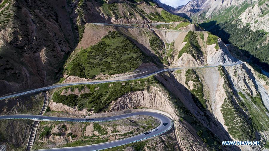 Aerial photo taken on July 15, 2017 shows the Dushanzi-Kuqa highway, northwest China\'s Xinjiang Uygur Autonomous Region. As an important link of the Silk Road Economic Belt, Xinjiang is speeding up the development of transportation and logistics to connect east and west. By the end of 2017, the total length of roads in Xinjiang reached 186,000 km, with 4,578 km of expressways. (Xinhua/Jiang Wenyao)