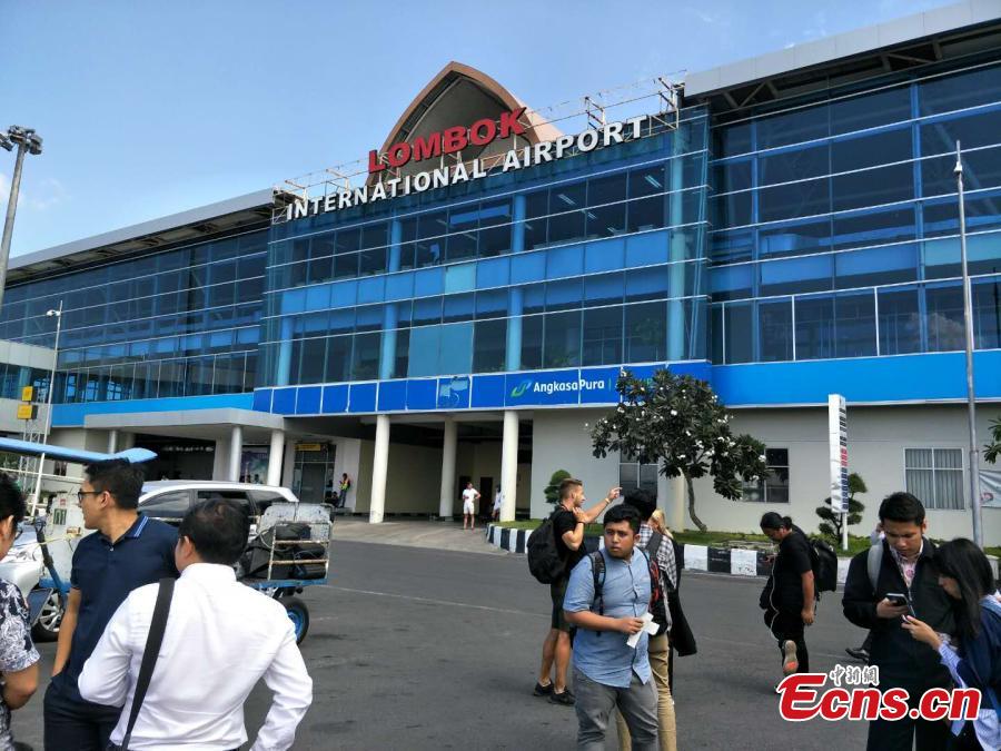 Passengers are evacuated to open space at Lombok International Airport in Indonesia, Aug. 9, 2018, after a 6.1-magnittude earthquake struck Lombok Island. (Photo: China News Service/Lin Yongchuan)