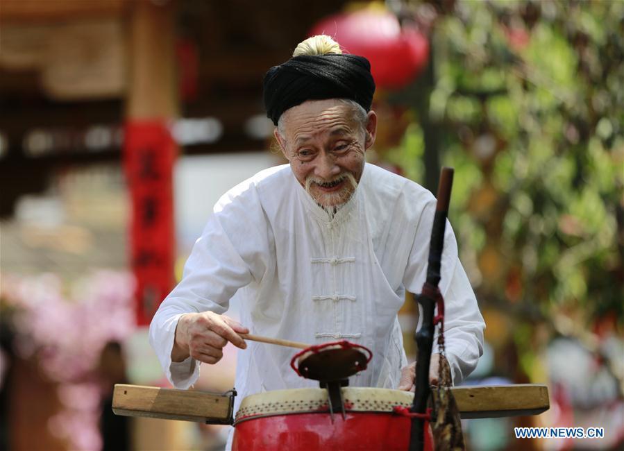 Jin De\'an performs Daliuzi at Xibu Street, a scenic spot in the Wulingyuan District of Zhangjiajie City, central China\'s Hunan Province, Aug. 7, 2018. Daliuzi is a kind of local musical instrument performance with a long history. Jin De\'an is the creator of \