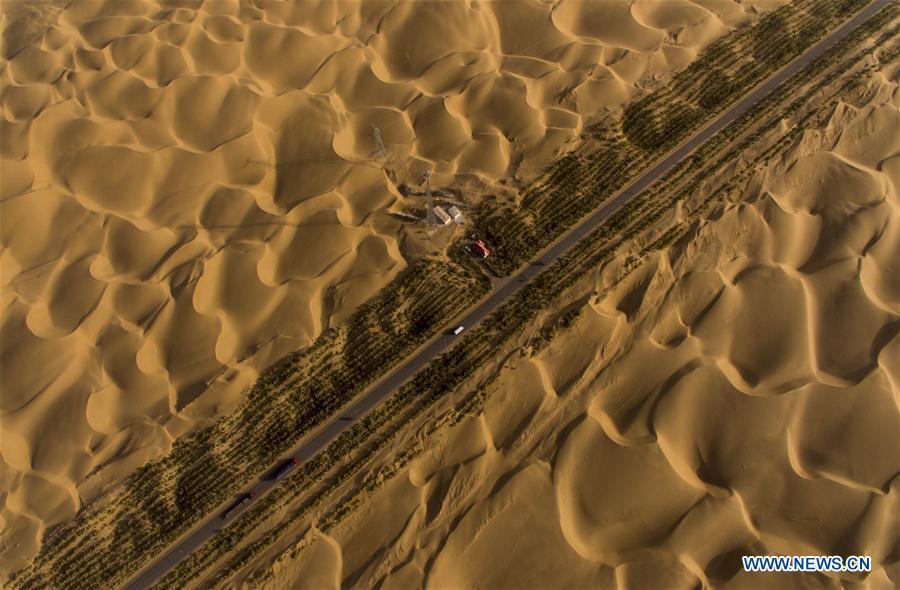 Aerial photo taken on Sept. 27, 2016 shows the Tarim Desert Highway in northwest China\'s Xinjiang Uygur Autonomous Region. As an important link of the Silk Road Economic Belt, Xinjiang is speeding up the development of transportation and logistics to connect east and west. By the end of 2017, the total length of roads in Xinjiang reached 186,000 km, with 4,578 km of expressways. (Xinhua/Jiang Wenyao)