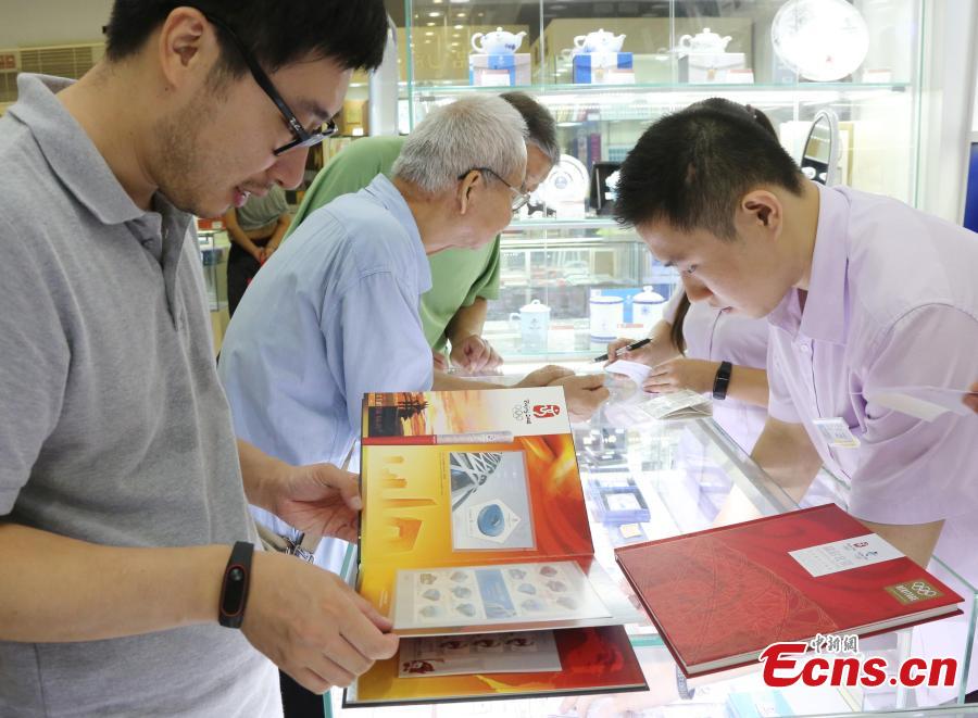 Customers buy souvenirs released by the Beijing Organizing Committee for the 2022 Olympic and Paralympic Winter Games to mark the 10thanniversary of Beijing’s hosting of the 2008 Summer Olympics in the Gongmei Building in Wangfujing, Beijing, Aug. 8, 2018. (Photo: China News Service/Ren Haixia)