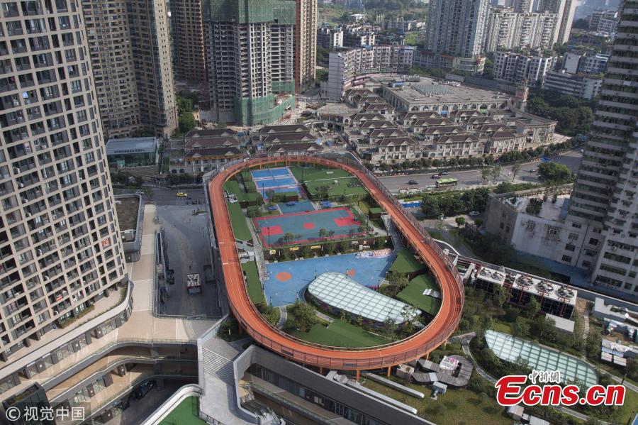 A sports facility built on top of a shopping mall in Chongqing, Aug. 9, 2018. The 17,000 sqm area includes four table tennis courts, three badminton courts, one standard basketball court and running tracks, all available to the public free of charge. (Photo/VCG)