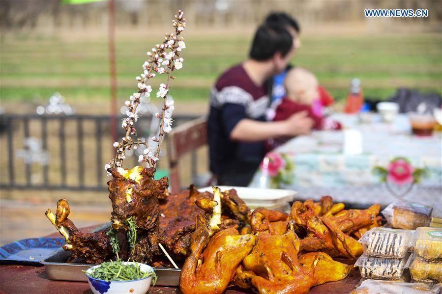 Roasted whole lamb is seen at a bazaar in Turpan, northwest China\'s Xinjiang Uygur Autonomous Region, March 14, 2017. (Xinhua/Wang Fei)