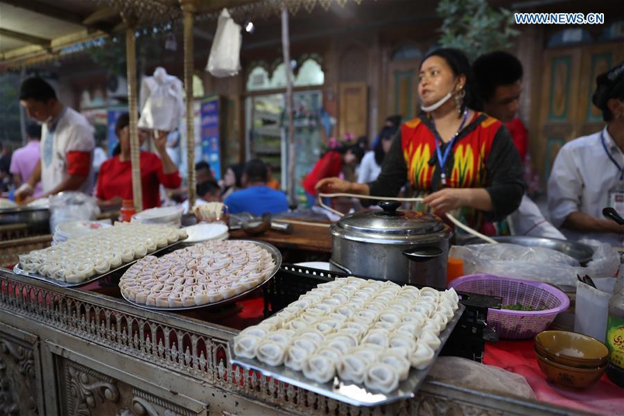 A vendor sells wonton at a night market in Kashgar, northwest China\'s Xinjiang Uygur Autonomous Region, Aug. 6, 2018. (Xinhua/Jiang Wenyao)