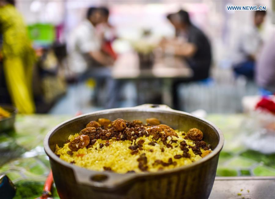 Photo taken on May 12, 2017 shows a bowl of pilaf at a night market in Hotan, northwest China\'s Xinjiang Uygur Autonomous Region. (Xinhua/Zhao Ge)