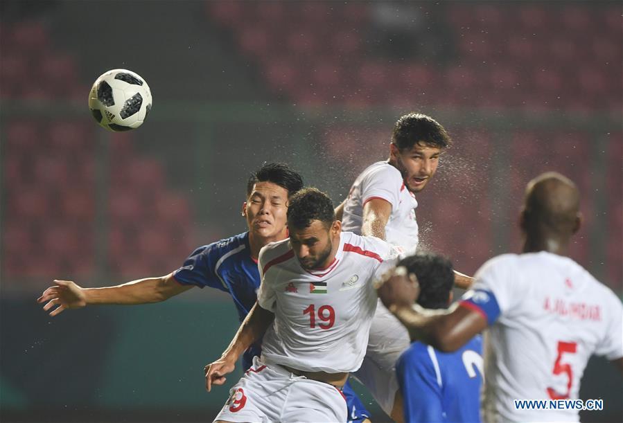 Sameh Maraaba (2nd L) of Palestine competes during the Men\'s Football Group A match between Chinese Taipei and Palestine at the 18th Asian Games at Patriot Stadium in Bekasi, Indonesia, Aug. 10, 2018. (Xinhua/Jia Yuchen)