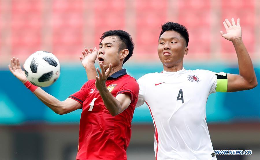 Lau Hok Ming (R) of Hong Kong of China vies with Natphasouk Soukchinda of Laos during the Men\'s Football Group A match at the 18th Asian Games at Patriot Stadium in Bekasi, Indonesia, Aug. 10, 2018. Hong Kong of China won 3-1. (Xinhua/Wang Lili)
