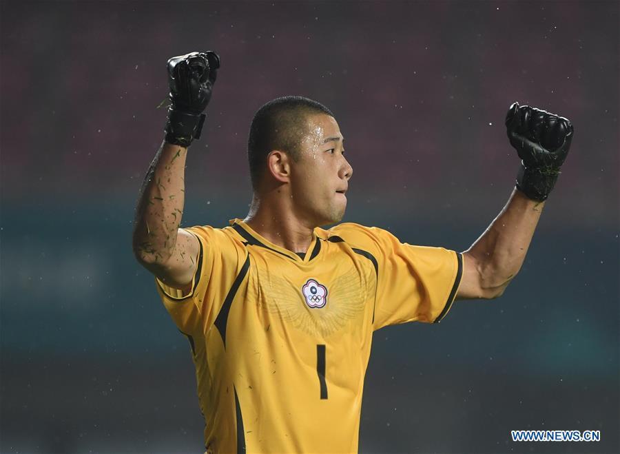 Pan Wenchieh, goalkeeper of Chinese Taipei reacts during the Men\'s Football Group A match between Chinese Taipei and Palestine at the 18th Asian Games at Patriot Stadium in Bekasi, Indonesia, Aug. 10, 2018. (Xinhua/Jia Yuchen)