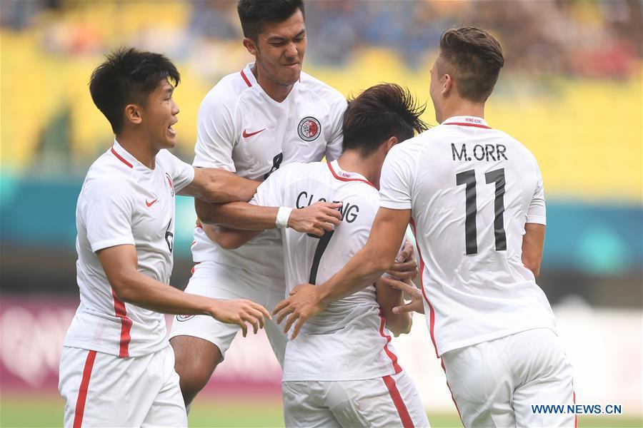 Cheng Chin Lung (2nd R) of Hong Kong of China celebrates scoring with teammates during the Men\'s Football Group A match between Hong Kong of China and Laos at the 18th Asian Games at Patriot Stadium in Bekasi, Indonesia, Aug. 10, 2018. (Xinhua/Jia Yuchen)