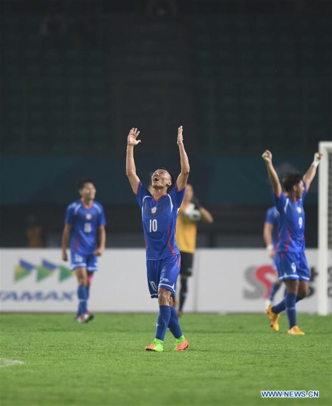 Chen Chaoan (C) of Chinese Taipei celebrates after the Men\'s Football Group A match between Chinese Taipei and Palestine at the 18th Asian Games at Patriot Stadium in Bekasi, Indonesia, Aug. 10, 2018. The match ended with a 0-0 draw. (Xinhua/Jia Yuchen)