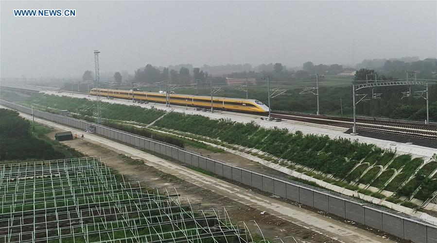 Aerial photo taken on Aug. 9, 2018 shows a comprehensive inspection train running on the Jinan-Qingdao high-speed railway in Zouping section in Binzhou City, east China\'s Shandong Province. The Jinan-Qingdao high-speed railway started a joint test recently. With a designed speed of 350 kilometers per hour, the 307.9-kilometer railway is expected to be put into operation at the end of 2018. (Xinhua/Dong Naide)