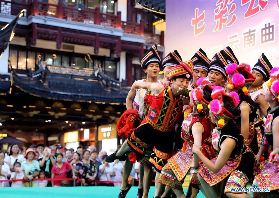 Dancers perform a dance of Yi ethinic group at the Yunnan folk art exhibition at Yuyuan Garden in east China\'s Shanghai, Aug. 10, 2018. The exhibition kicked off here on Friday and shows folk dances, local artwares and scenery from Qujing City of Yunnan Province. (Xinhua/Liu Ying)