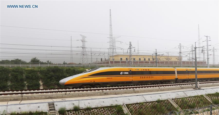 Photo taken on Aug. 9, 2018 shows a comprehensive inspection train running on the Jinan-Qingdao high-speed railway in Zouping section in Binzhou City, east China\'s Shandong Province. The Jinan-Qingdao high-speed railway started a joint test recently. With a designed speed of 350 kilometers per hour, the 307.9-kilometer railway is expected to be put into operation at the end of 2018. (Xinhua/Dong Naide)