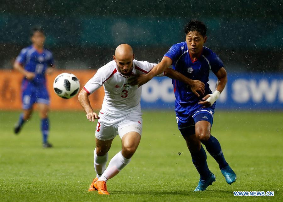 Lee Hsiangwei (R) of Chinese Taipei vies with Mohammed Rashid of Palestine during the Men\'s Football Group A match between Chinese Taipei and Palestine at the 18th Asian Games at Patriot Stadium in Bekasi, Indonesia, Aug. 10, 2018. (Xinhua/Wang Lili)