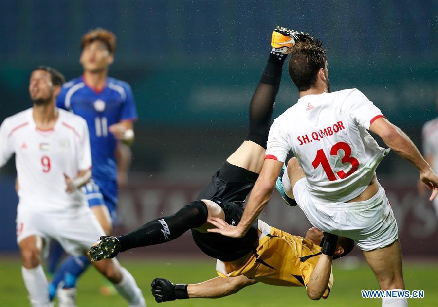 Pan Wenchieh (Bottom), goalkeeper of Chinese Taipei clashes with Shehab Qumbor of Palestine during the Men\'s Football Group A match between Chinese Taipei and Palestine at the 18th Asian Games at Patriot Stadium in Bekasi, Indonesia, Aug. 10, 2018. The match ended with a 0-0 draw. (Xinhua/Wang Lili)