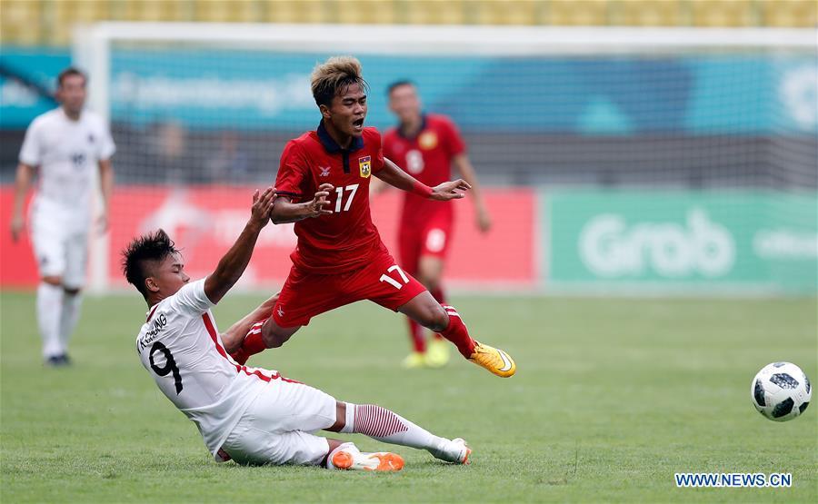 Chung Wai Keung (front L) of Hong Kong of China vies with Bounkong Bounpachan of Laos during the Men\'s Football Group A match at the 18th Asian Games at Patriot Stadium in Bekasi, Indonesia, Aug. 10, 2018. Hong Kong of China won 3-1. (Xinhua/Wang Lili)