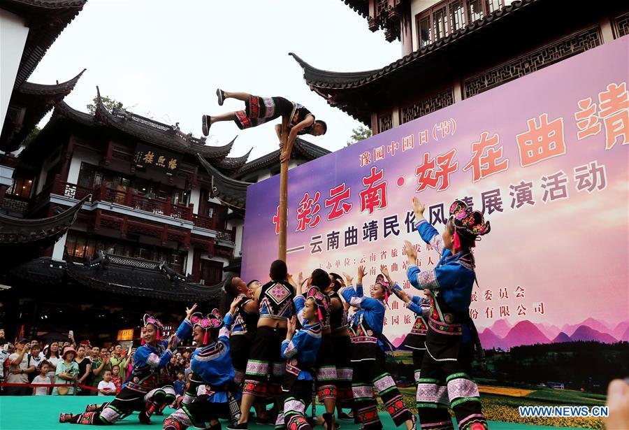 Dancers perform a dance of Yi ethnic group at the Yunnan folk art exhibition at Yuyuan Garden in east China\'s Shanghai, Aug. 10, 2018. The exhibition kicked off here on Friday and shows folk dances, local artwares and scenery from Qujing City of Yunnan Province. (Xinhua/Liu Ying)