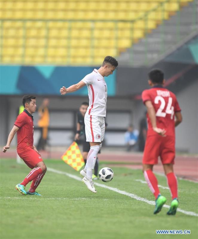 Orr Matthew Elliot Wing Kai (C) of Hong Kong of China competes during the Men\'s Football Group A match between Hong Kong of China and Laos at the 18th Asian Games at Patriot Stadium in Bekasi, Indonesia, Aug. 10, 2018. (Xinhua/Jia Yuchen)