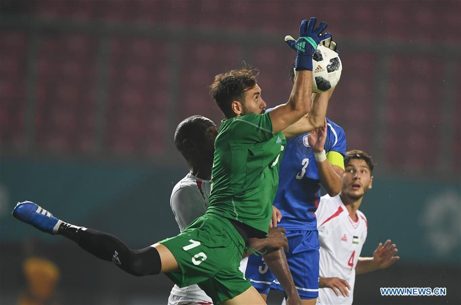 Rami Hamada (Front), goalkeeper of Palestine saves the ball during the Men\'s Football Group A match between Chinese Taipei and Palestine at the 18th Asian Games at Patriot Stadium in Bekasi, Indonesia, Aug. 10, 2018. The match ended with a 0-0 draw. (Xinhua/Jia Yuchen)