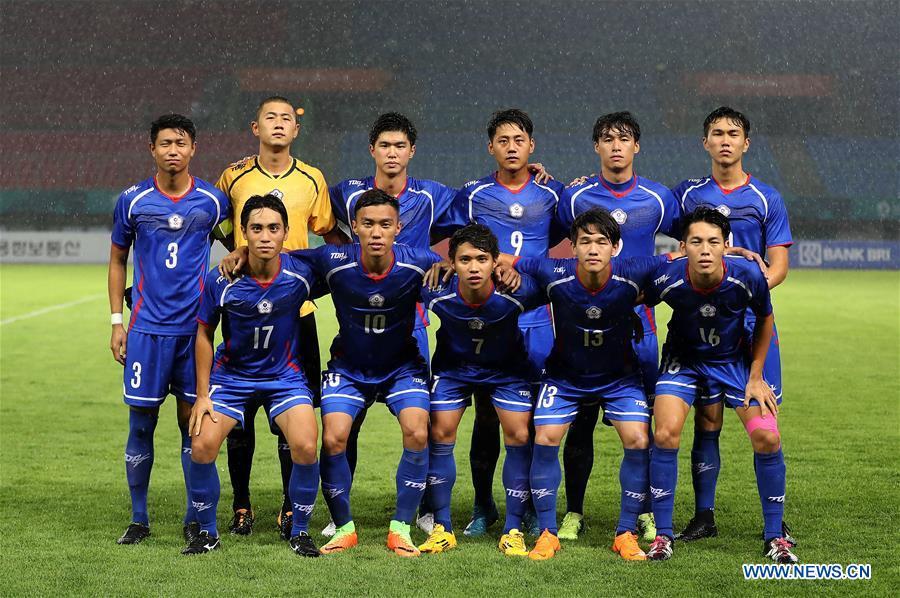 Players of Chinese Taipei line up for photos before the Men\'s Football Group A match between Chinese Taipei and Palestine at the 18th Asian Games at Patriot Stadium in Bekasi, Indonesia, Aug. 10, 2018. (Xinhua/Wang Lili)