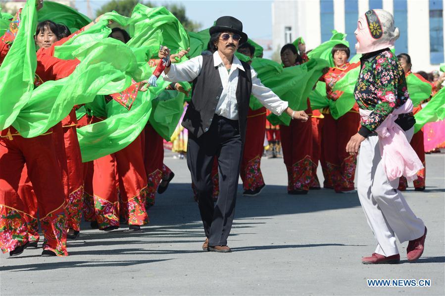 People perform Yangge dance during the opening ceremony of a folk custom tourism festival held in the Kazak Autonomous County of Mori in northwest China\'s Xinjiang Uygur Autonomous Region, Aug. 11, 2018. The two-day festival opened here on Saturday. (Xinhua/Sadat)