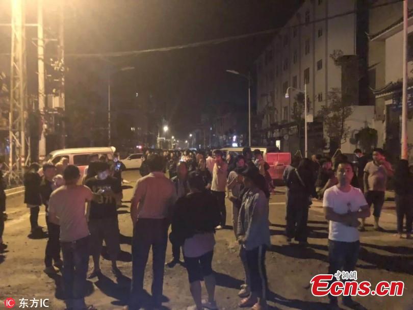 People run out of buildings after a 5.0-magnitude earthquake jolted Tonghai County, Yuxi City, southwest China\'s Yunnan Province, Aug. 13, 2018. The epicenter, with a depth of 7 km, was monitored at 24.19 degrees north latitude and 102.71 degrees east longitude, said the China Earthquake Networks Center.At least one person was injured. (Photo/IC)