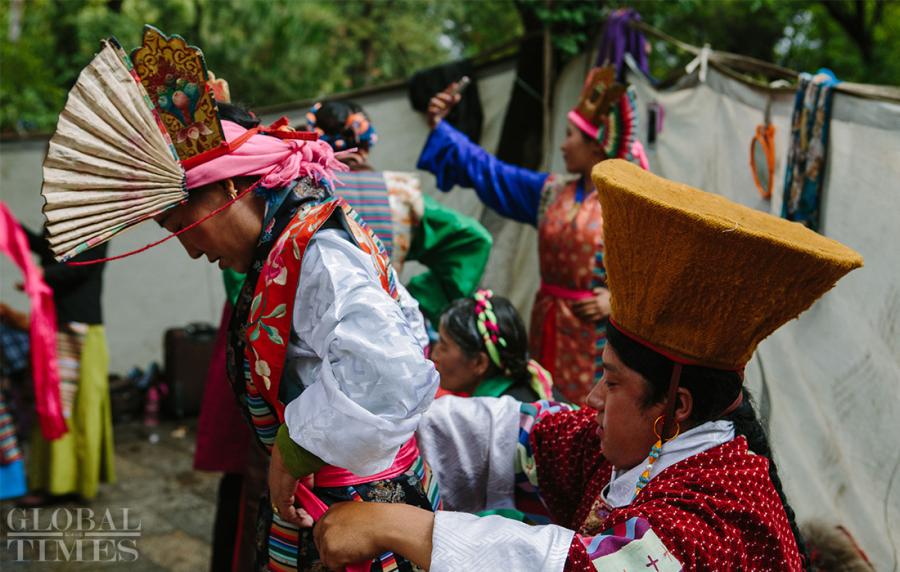 Performers wear traditional costume for Tibetan opera at Norbulingka, Southwest China\'s Tibet Autonomous Region, on Saturday. Tibetan opera is a traditional way of celebrating the festival. (Photo: Li Hao/GT)