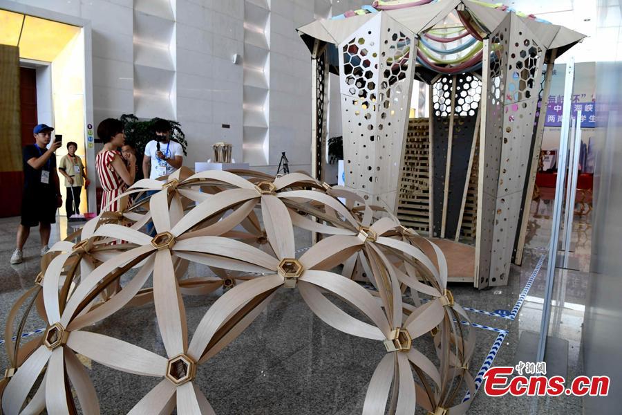 Students make an architectural model during a contest in Fuzhou City, East China’s Fujian Province, Aug. 12, 2018. As part of the 6th Cross-Straits Youth Festival, 140 students from 15 universities in the Chinese mainland and Taiwan participated in the architectural model design contest. (Photo: China News Service/Zhang Bin)