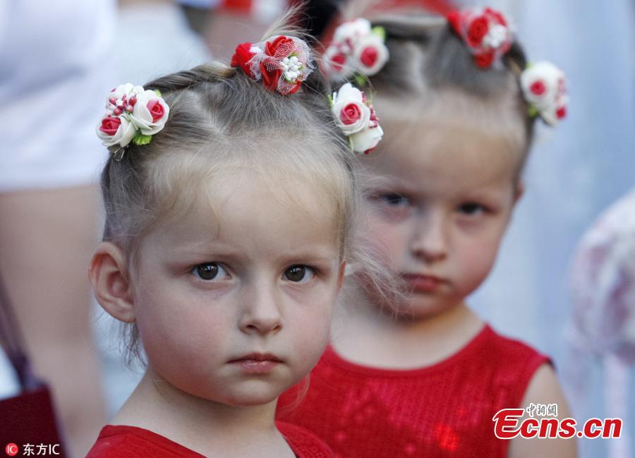Twins and triplets children are seen, as they set the new record of twins, at the Festival Of Twins in Kiev, Ukraine, Aug. 11, 2018. Representatives of the Ukrainian National Register of Records registered the new record at 200 pairs of twins and triplets, who gathered at the same time in the same place. (Photo/IC)