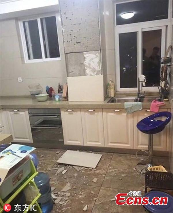 A house is partly damaged by a 5.0-magnitude earthquake in Tonghai County, Yuxi City, southwest China\'s Yunnan Province, Aug. 13, 2018. The epicenter, with a depth of 7 km, was monitored at 24.19 degrees north latitude and 102.71 degrees east longitude, said the China Earthquake Networks Center.At least one person was injured. (Photo/IC)