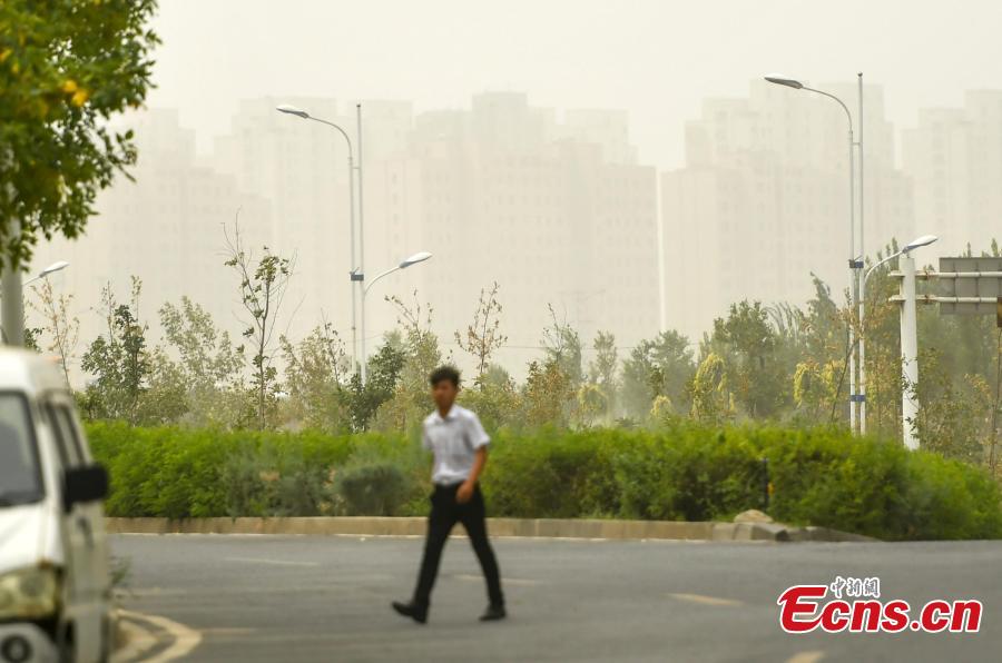 A sandstorm hits Urumqi, capital of Northwest China’s Xinjiang Uygur Autonomous Region, Aug. 12, 2018. Visibility was reduced as dust shrouded the city, where temperatures reached approximately 35 degrees centigrade. (Photo: China News Service/Liu Xin)