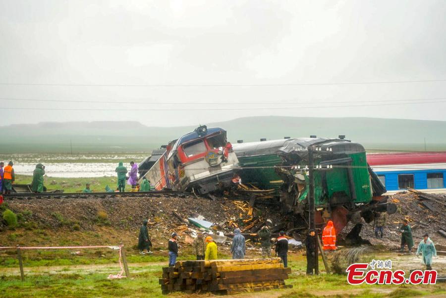 Rescuers work at the site where a train carrying 328 passengers derailed in Dornogovi Province, Mongolia. The train was traveling from the Mongolian capital Ulan Bator to Zamiin-Uud soum in the southeastern province of Dornogovi. There are reports of many injuries. (Photo: China News Service/Luo Ziteng and Ren Yi)