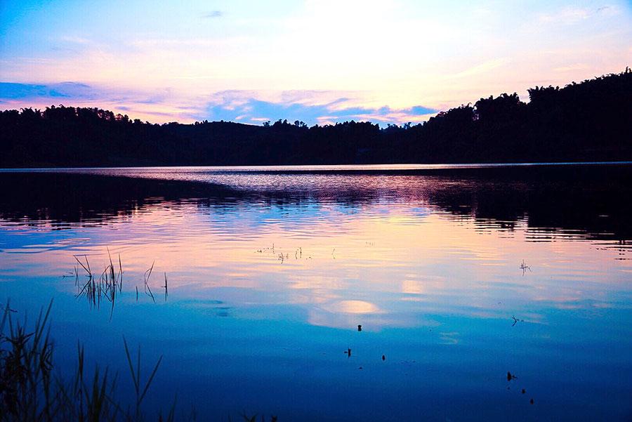Scenery of Guyu Lake in Longchang city, southeast of Sichuan Province, in early August. (Photo/China Daily)

Breeze greets us as we ride the tour bus along the bank of Guyu Lake in Longchang city, southeast of Sichuan Province, in early August.

Lush trees surround the lake area, offering a natural shield from the smoldering summer heat.

Wooden pavilions and pedestrian lanes allow for a close look at the lake around which people are skating, cycling, or simply sightseeing.

\