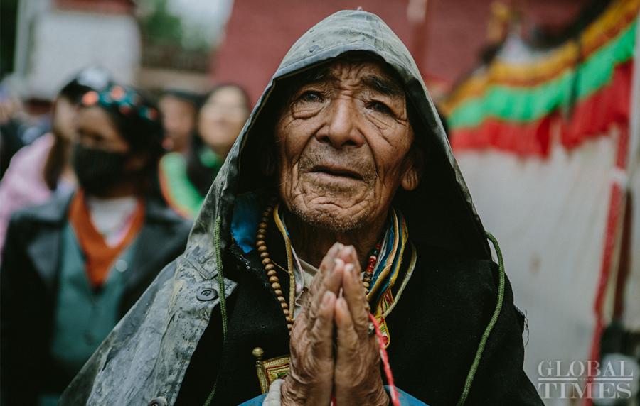 A Tibetan prays during the 2018 Shoton Festival at Drepung Monastery in Lhasa, Southwest China\'s Tibet Autonomous Region, on Saturday. (Photo: Li Hao/GT)